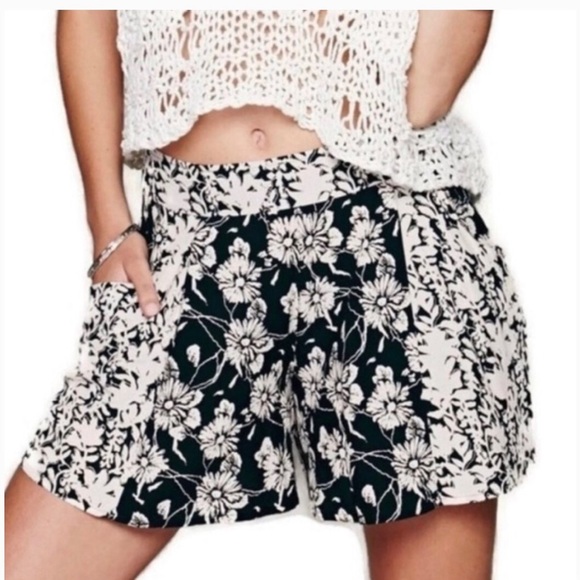 Free People Floral Black/Cream shorts Size: (2) - Picture 1 of 11
